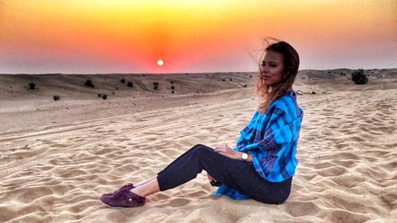 Dasha Kapustina sola en la playa