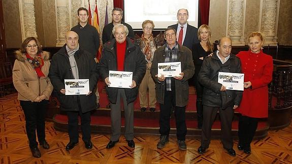 Los premiados con el presidente de la Diputación.A. Quintero