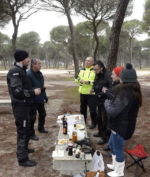 Un grupo de pingüinos pucelanos dedicó el jueves a almorazar en la zona donde se celebraba la concentración. 