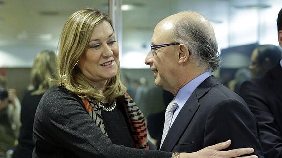 Pilar del Olmo saluda al ministro Cristóbal Montoro el pasado 23 de diciembre.
