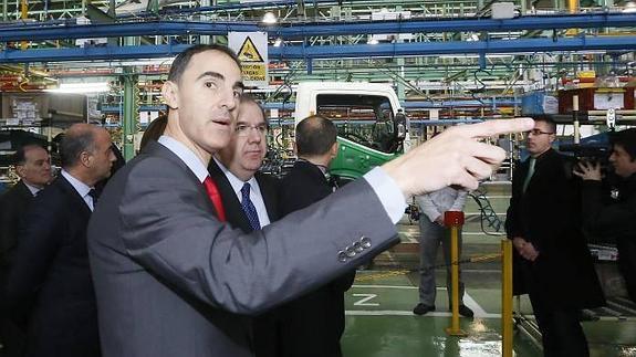 Frank Torres, consejero director general de Nissan en España, con el presidente Herrera, en el inicio de la producción del nuevo camión de la compañía en la planta de Ávila, en febrero de 2014. / G. VILLAMIL. 