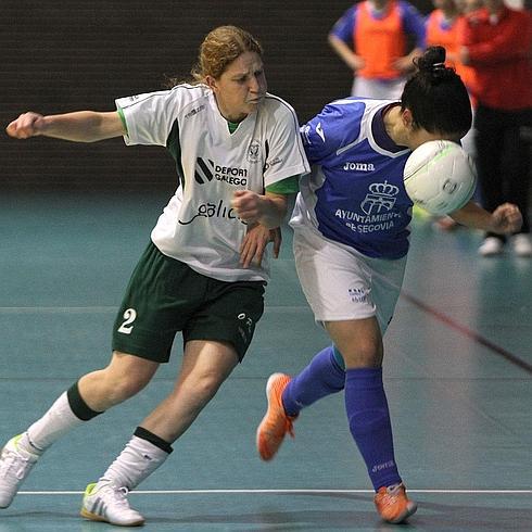Rocío se lleva el balón de cabeza durante el partido. 