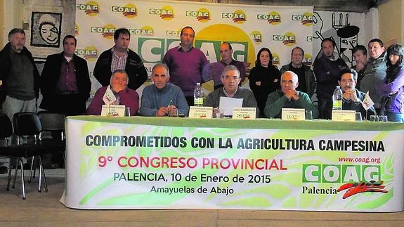 Los miembros de la nueva ejecutiva, junto a otros del comité provincial de COAG, este sábado en el congreso en Amayuelas de Abajo. 