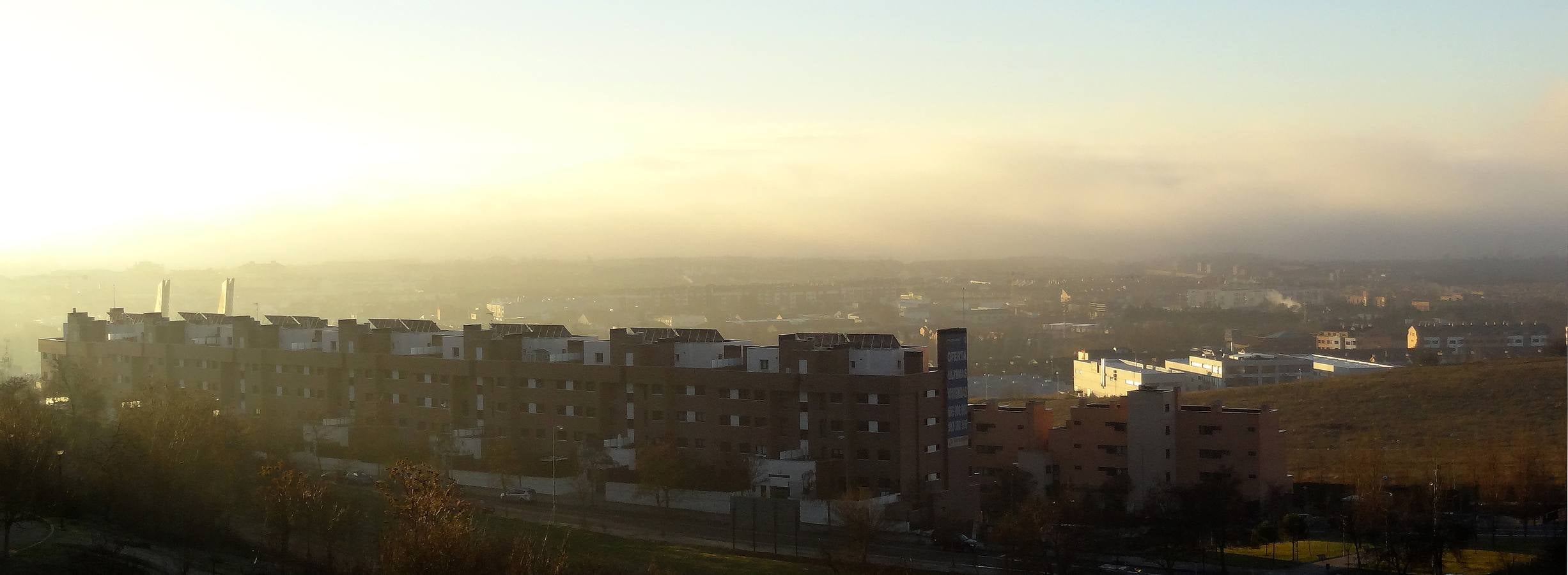 El sol se entremezcló con la niebla de fondo en el amanecer del miércoles. En la imagen, Parquesol. 