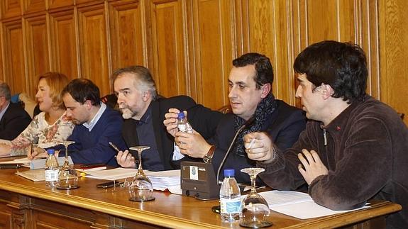 Juan Gascón, portavoz de IU, a la derecha, en el pleno municipal.
