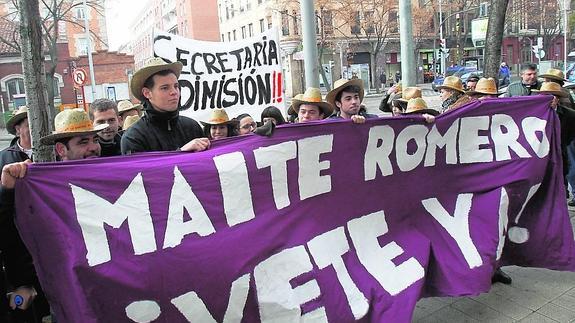 Vecinos de Lantadilla se manifiestan el pasado día 5 ante la Delegación de la Junta.