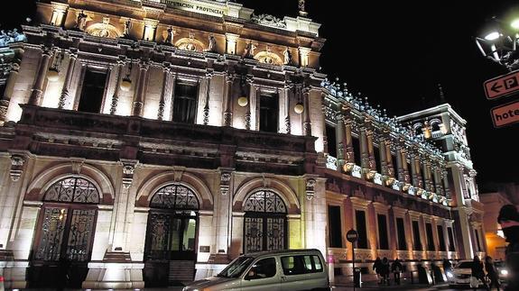 Imagen nocturna del edificio de la Diputación Provincial de Palencia.