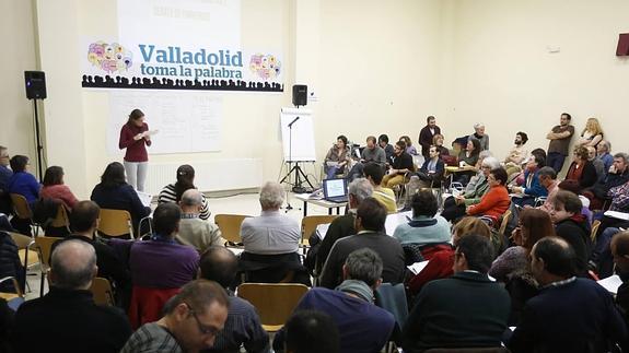 Participantes en la asamblea de Valladolid Toma la Palabra.