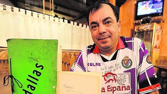 Ángel Ruiz, con la camiseta del Valladolid y dos cartas de precios del Dallas.