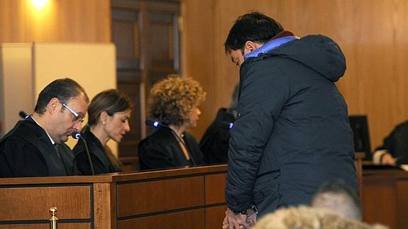 Salvador ROmero Larralde, 'Negro', esposado, durante la lectura de la condena contra el clan. 