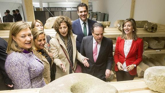 Las consejeras de Hacienda, Pilar del Olmo, y de Cultura y Turismo, Alicia García (izquierda y derecha respectivamente), la alcaldesa de Zamora, Rosa Valdeón, (junto a Pilar del Olmo) y el presidente del Consejo Consultivo, Mario Amilivia (con corbata rosa), participan en la presentación del proyecto.