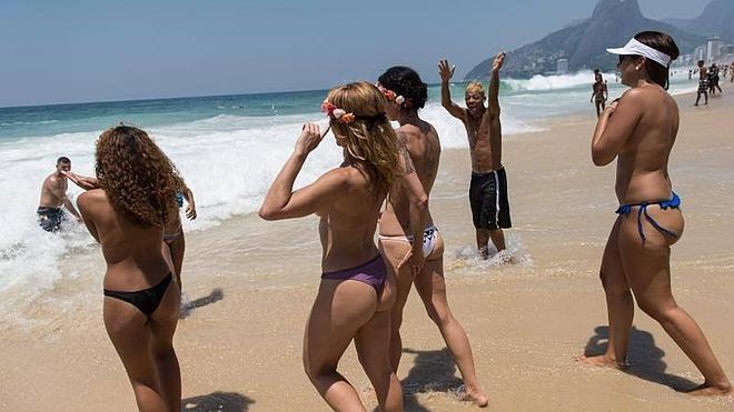 Varias mujeres en 'top-less' para reivindicar este derecho en la playa de Ipanema, en Rio de Janeiro. 