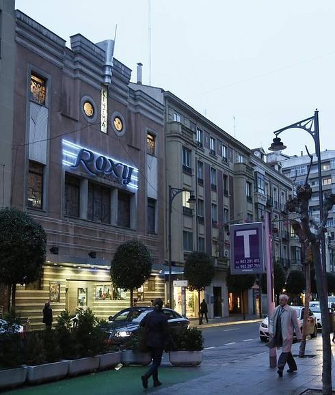 Fachada de los antiguos cines Roxy antes de su cierre. 