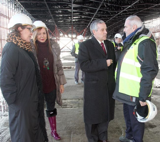 Emilio Gutiérrez conversando con el arquitecto francés.