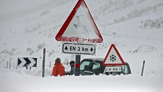 La nieve caída en las últimas horas dificulta el tráfico en las carreteras de la montaña central leonesa.