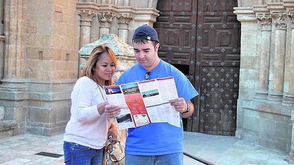 Dos turistas consultan un plano delante de la catedral de Ciudad Rodrigo.