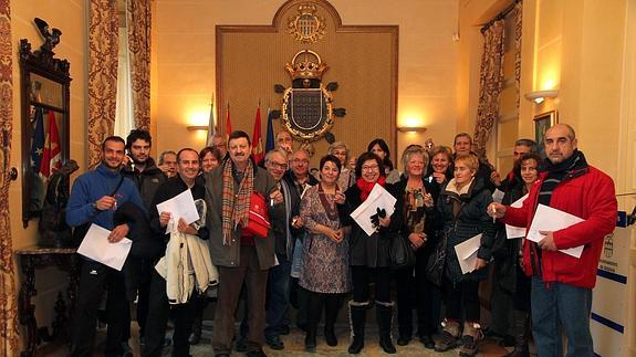 Los adjudicatarios de los huertos posan con la alcaldesa y la concejala de Medio Ambiente. 