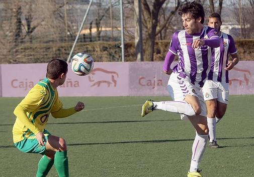 Javi Navas, a la derecha, trata de controlar el balón ante un rival.