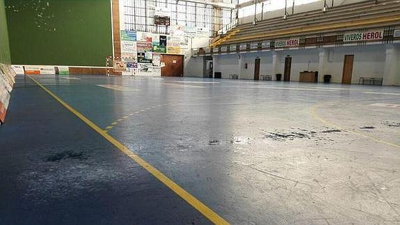 Imagen del estado este sábado del polideportivo de Nava. 