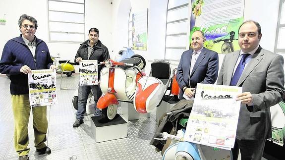 Representantes del Vespa Club Salamanca y del Museo de Historia de Automoción.