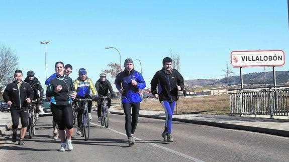 José María Ibáñez Arenas y su entrenador, Pedro José Sancho, en el centro, este sábado tras su paso por Villalobón. 