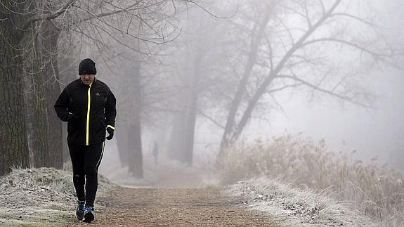 Un hombre hace deporte bajo el frío de Valladolid.