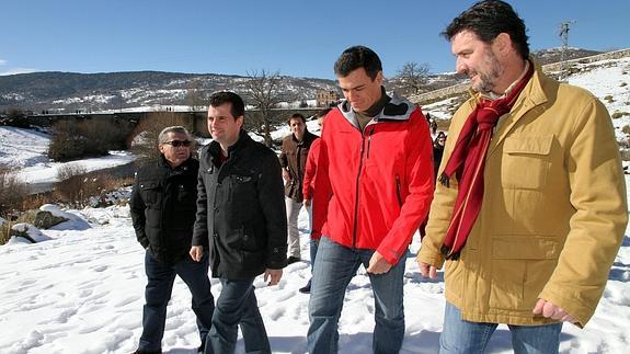 Pedro Sánchez (centro) camina junto a Luis Tudanca y José Luis Vázquez (derecha) por los montes de Valsaín, cubiertos de nieve. Antonio Tanarro