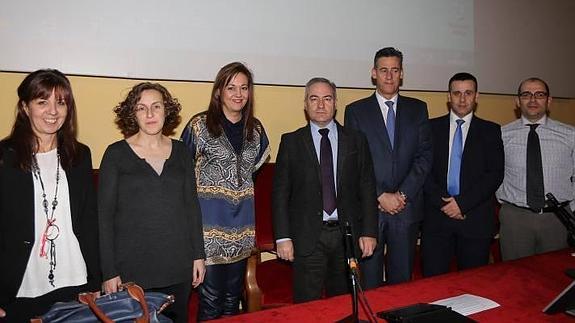 Paz Redondo y Beatriz de Mateo,de la UVA;Carmen Villa, de Educación; Agustín Sigüenza, director provincial de Educación; y Álvaro Asvar, Juan Manuel García y Alberto Santos, de Aramark. 