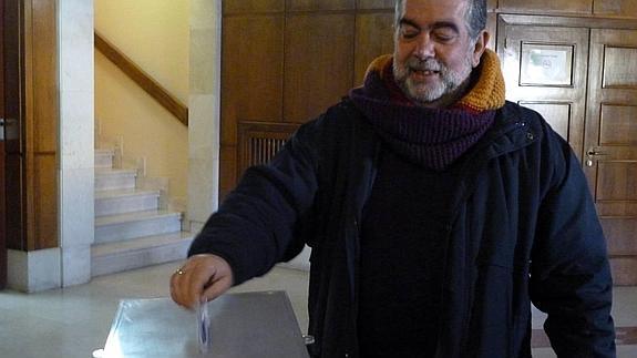 Jesús Salamanca introduce su voto en la urna.