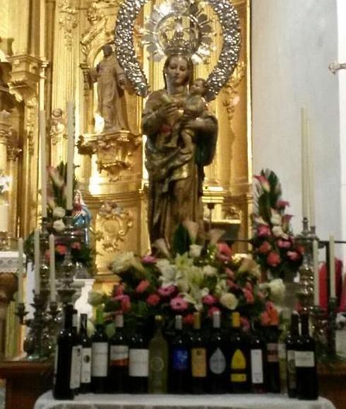 Botellas de vino que se ofrecieron a la Virgen de la Paz, de La Seca. M. ROCHAS