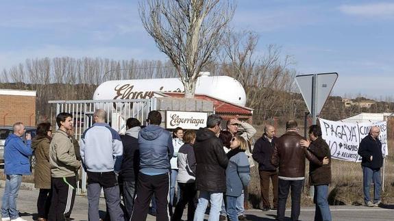 Concentración de los trabajadores de Elgorriaga, en Ávila, a las puertas de la fábrica. / RAÚL SANCHIDRIÁN-EFE 