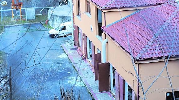 La explosión provocó la rotura de los cristales de las ventanas entre otros daños.