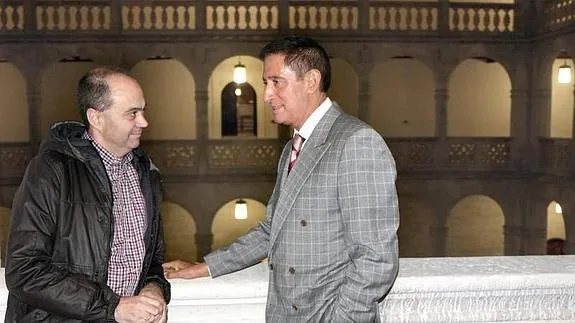 Fermín Herrero conversa con Jesús Fonseca en el claustro del Palacio de Santa Cruz, ayer antes de participar en el Aula de Cultura de El Norte. 