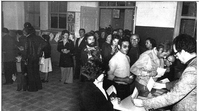 Vallisoletanos en un colegio electoral en junio de 1977.