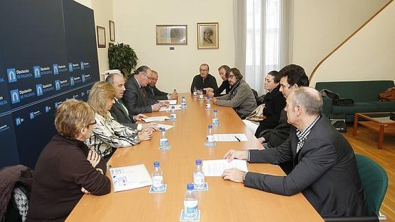 Representantes de los grupos políticos de la Diputación y de los sindicatos, durante la reunión previa al pleno. 