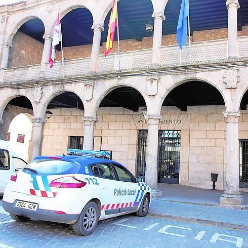 Un coche de la Policía Local frente alAyuntamiento, en cuyos bajos está el depósito de detenidos. 