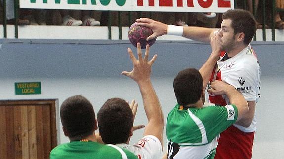 Ismael Villagrán, durante el partido de ida ante el Handbol Bordils. 