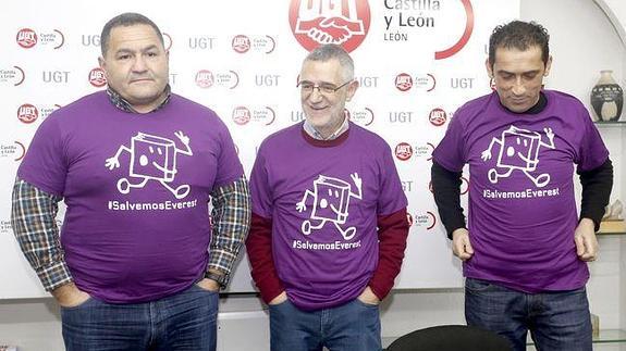 El secretario general de UGT en Castilla y León, Agustín Prieto, el secretario de Acción Sindical de CCOO en Castilla y León, Vicente Andrés (D) y el secretario de organización en Castilla y León de USO, Marco Antonio Martínez (I), durante la rueda de prensa previa a la manifestación en apoyo a los trabajadores de Everest.