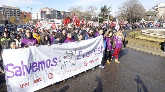Cabecera de la manifestación a su paso por la plaza de Guzmán. 