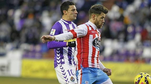 Jon García (derecha) arrebata el balón a Óscar.