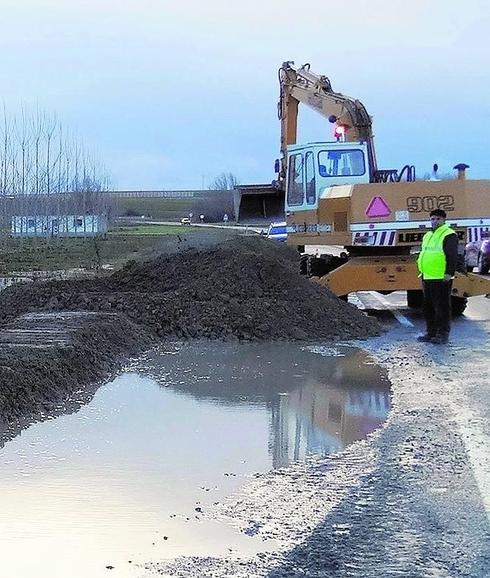 Las máquinas y operarios trabajan ayer en el dique.