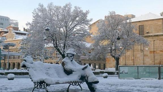 La plaza de Botines, con el manto blanco, a primera hora. 