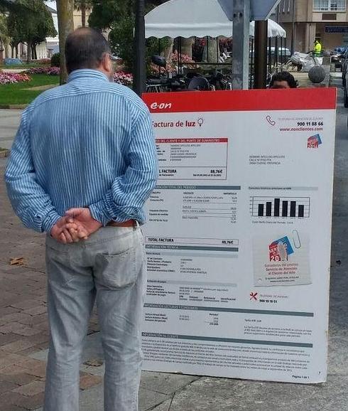 Un hombre observa la factura energética.