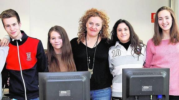 La tutora del grupo, Marta Abad, en el centro junto a los cuatro alumnos integrantes del grupo. 