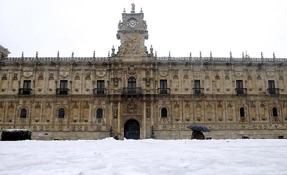 Vista de las inmediaciones del Parador San Marcos de León, cubiertas por la nieve caída en los últimos días.