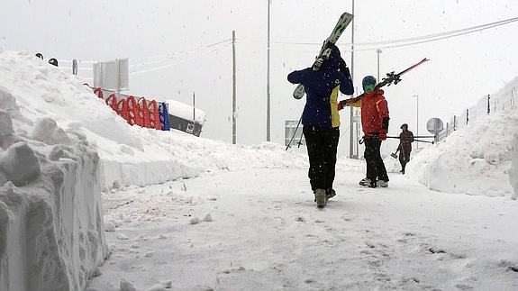 Esquiadores en la estación de Navacerrada, este martes. 