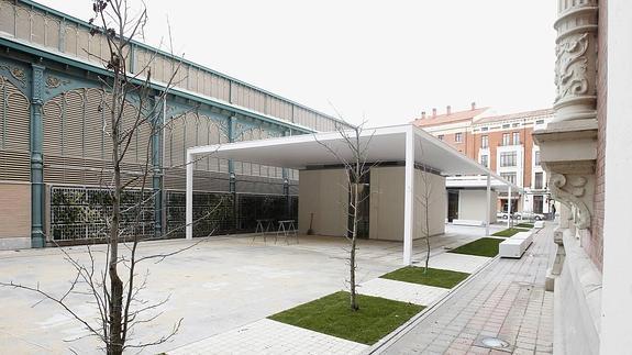 Puestos construidos en el exterior de la Plaza de Abastos.