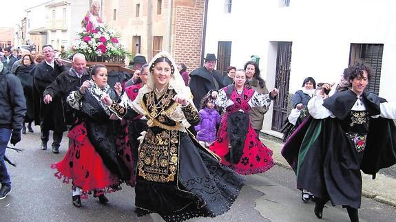 El grupo Manantial ofreció sus bailes a San Blas en Babilafuente durante la procesión.