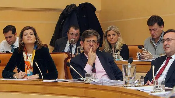 El portavoz popular, Jesús Postigo (centro), durante el pleno en el que salió adelante el cambio de nombre de las calles. Antonio de Torre