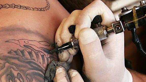 Piden prisión y el cierre del local por tatuar con una tinta cancerígena